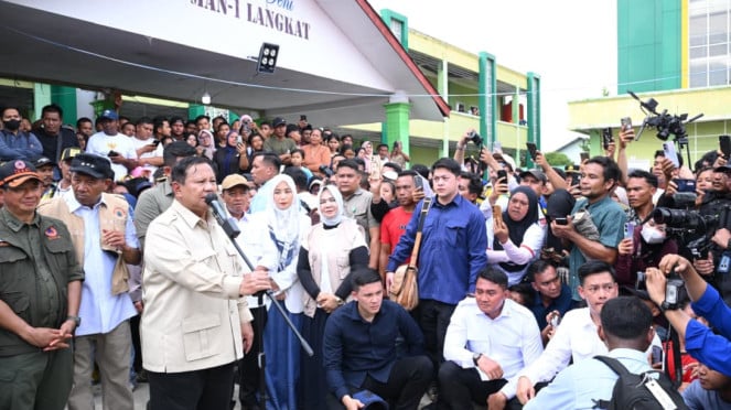Presiden RI Prabowo Subianto di posko pengungsian MAN 1 Langkat