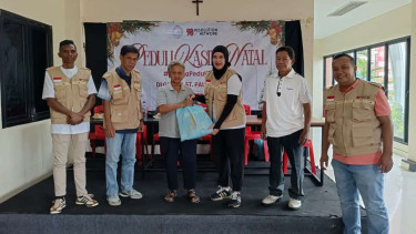 Pembagian paket bantuan presiden ke masyarakat rentan ekonomi