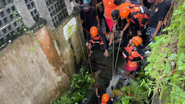 Petugas evakuasi WNA diduga korban tersesret banjir di Kuta Utara, Badung, Bali,