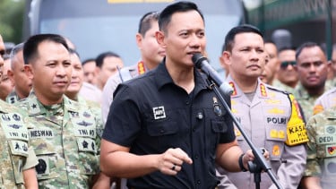 Menteri Agus Harimurti Yudhoyono (tengah)