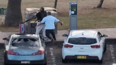 Seorang pria sipil merebut senjata dari tangan pelaku penembakan di Sydney