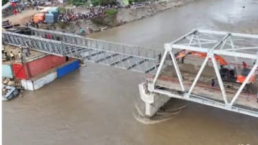 Proses pengerjaan Jembatan Bailey Teupin Mane Aceh