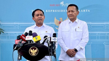 Menteri Kehutanan Raja Juli Antoni (kiri)