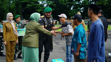 Pangdam XXI/Radin Inten, Mayjen TNI Kristomei Sianturi (tengah)