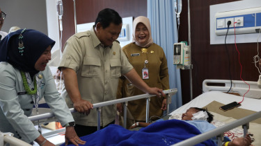 Prabowo Jenguk Korban Mobil MBG Tabrak Siswa SDN 01