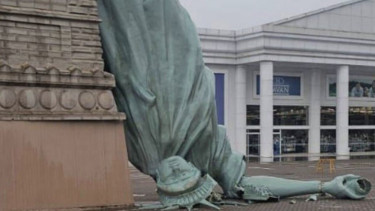 Replika Patung liberty di Brazil Tumbang