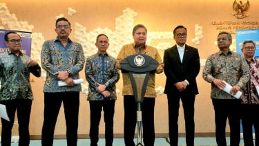 Menteri Koordinator Bidang Perekonomian, Airlangga Hartarto (tengah)