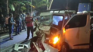 Grand Max adu banteng dengan truk di Purworejo