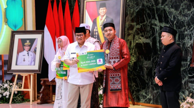 Pramono Anung bersama pemenang Dai dan Daiyah Piala Gubernur Jakarta 2025