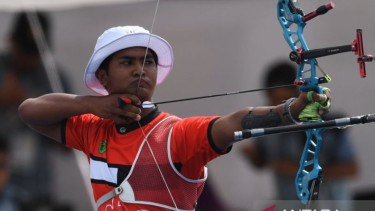 Pemanah Ahmad Khoirul Baasith membidik target