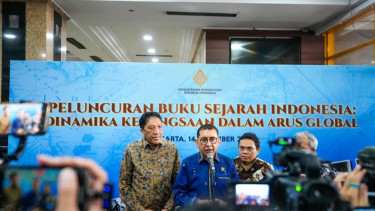 Menteri Kebudayaan Fadli Zon (tengah)