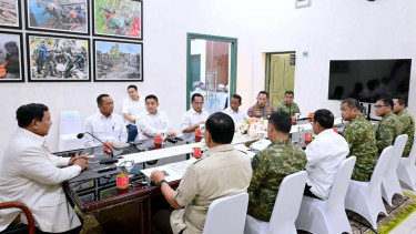 Presiden RI Prabowo Subianto menggelar rapat terbatas di Kodam Sumbar 