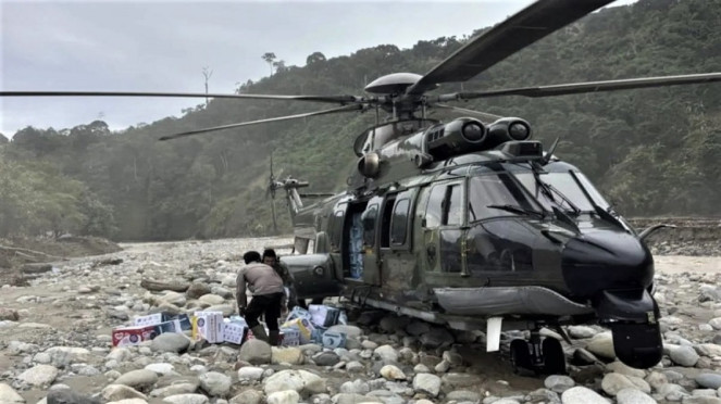 Helikopter Caracal TNI AU mendaratkan bantuan di Bener Meriah Aceh Tengah