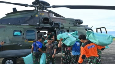 Helikopter Caracal TNI AU mendaratkan bantuan di Aceh Tengah