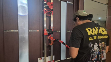 Pintu ruang kerja Bupati Bekasi disegel penyidik KPK