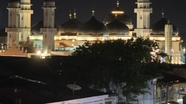 Tampak suasana malam hari Kota Banda Aceh pascapulihnya sistem kelistrikan