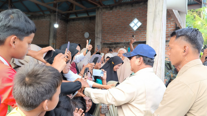 Presiden RI Prabowo Subianto meninjau posko pengungsian di Kabupaten Agam 