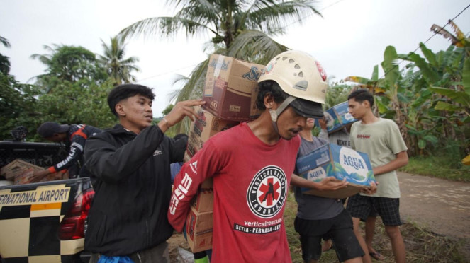 Penyaluran bantuan dari InJourney ke korban bencana banjir Aceh-Sumatera 