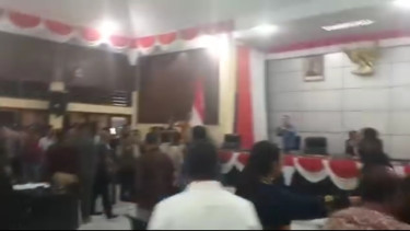 Kericuhan sidang paripurna DPRD Ende