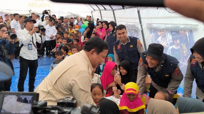 Momen Presiden Prabowo berbincang dengan anak-anak korban banjir di Kabupaten Agam