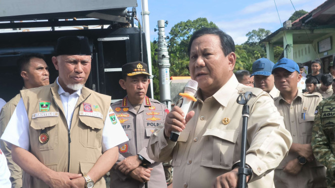 Presiden RI Prabowo Subianto di Posko Pengungsian di Kabupaten Agam