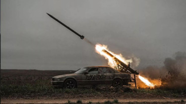 BMW Seri 7 jadi peluncur roket tentara Ukraina