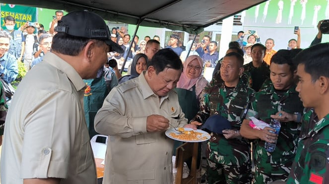 Momen Presiden Prabowo menyantap nasi goreng di posko pengungsian Kabupaten Agam