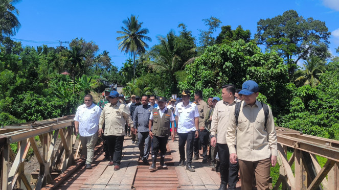 Presiden Prabowo saat meninjau jembatan bailey mantuang 