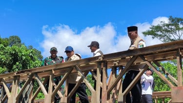 Presiden RI Prabowo Subianto meninjau jembatan bailey mantuang