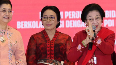 Ketua Umum PDIP, Megawati Soekarnoputri (kanan)