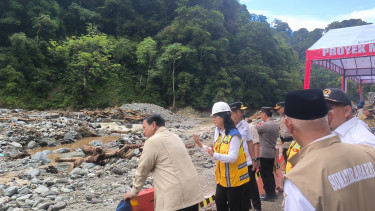 Presiden RI Prabowo Subianto meninjau jalan putus di Lembah Anai 