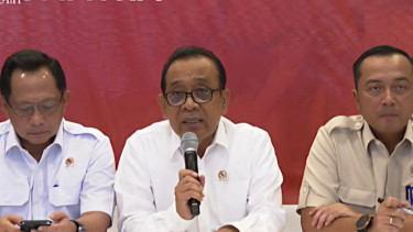 Menko PMK, Pratikno (tengah)