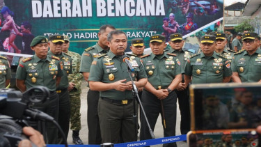 KSAD Jenderal Maruli Simanjuntak saat pengiriman bantuan bencana Aceh-Sumatera