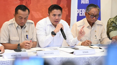 Seskab Teddy Indra Wijaya (tengah)