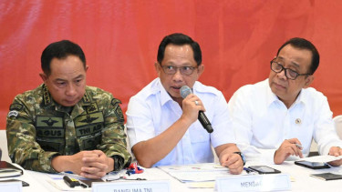 Mendagri Tito Karnavian (tengah)