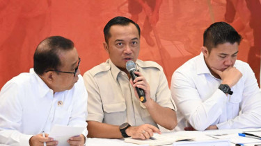 Mensesneg RI, Prasetyo Hadi (tengah)