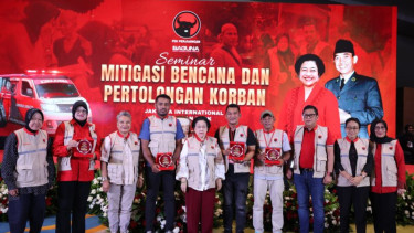 Ketua Umum PDI Perjuangan (PDIP) Megawati (tengah)