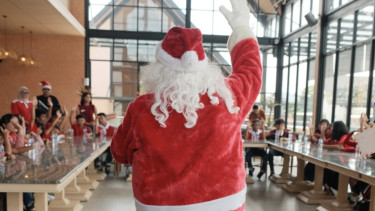Santa Claus, 1. Berbagi kepada Anak-Anak yang Membutuhkan, 2. Menghadirkan Natal yang Lebih Sederhana dan Reflektif, 3. Mempererat Kebersamaan Keluarga dan Komunitas, 4. Menjadikan Natal sebagai Awal Komitmen Kepedulian