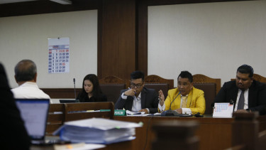 Kuasa Hukum MNC Asia Holding Hotman Paris saat bertanya ke Ahli Akuntan dan Pajak Dadang Suwarna
