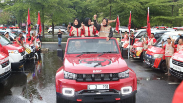 Ketua DPP PDIP bidang Penanggulangan Bencana, Tri Rismaharini menaiki mobil BAIC meninjau relawan Baguna dengan puluhan unit ambulans yang siap dikirim ke wilayah terdampak bencana Sumatera