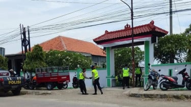 Lokasi pemakaman dijaga polisi saat autopsi digelar