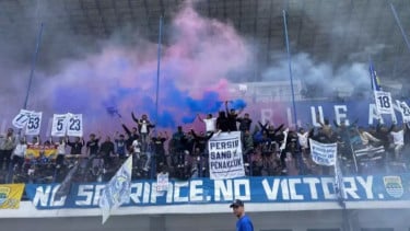 Suporter Persib, Bobotoh Nyalakan Flare di Stadion GBLA