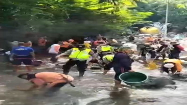Pembersihan sisa sampah di lokasi wisata Guci, Tegal akibat banjir bandang