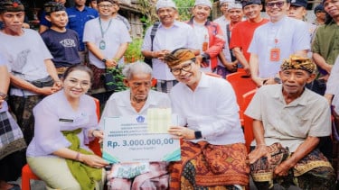 Penghargaan secara simbolis kepada AA. Made Puger, lansia berumur 103 tahun