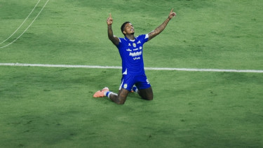 Pemain Persib Bandung Ramon Tanque, Hodak Akui Bhayangkara FC Tim yang Sulit Ditaklukkan, Dominasi Persib Sejak Menit Awal, Serangan Bertubi-tubi, Gol Kedua Nyaris Hadir di Babak Pertama, Babak Kedua, Ramon Tanque Kembali Menggila, Persib Kunci Kemenangan, Naik ke Posisi Dua, Susunan Pemain