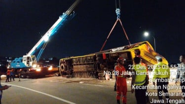 Kecelakaan bus terguling di Tol Semarang