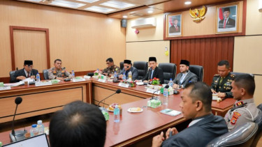 Bupati Aceh Barat, Tarmizi saat memimpin rapat Forkompimda