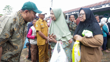 Wakil Ketua DPR RI Cucun Ahmad Syamsurijal menyapa ibu-ibu saat kegiatan pasar murah