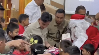 Momen Wapres Gibran dan Sinterkalss bagi-bagi kado Natal