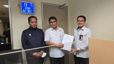 Kasi Datun Kejari Hulu Sungai Utara (HSU) Tri Taruna Fariadi yang buron (kiri)